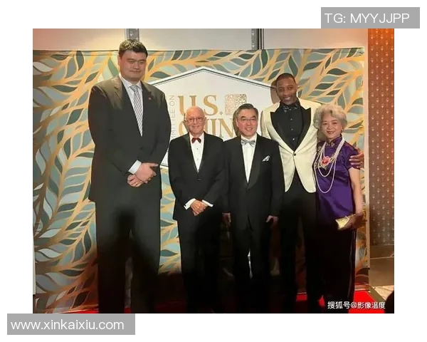 姚明观赛时与球迷热情握手展现亲和力与篮球精神